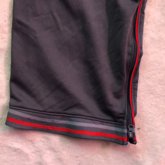 Wilson boy jogging pants in dark gray with details in red. Size XL (18/20) - Picture 3 of 12